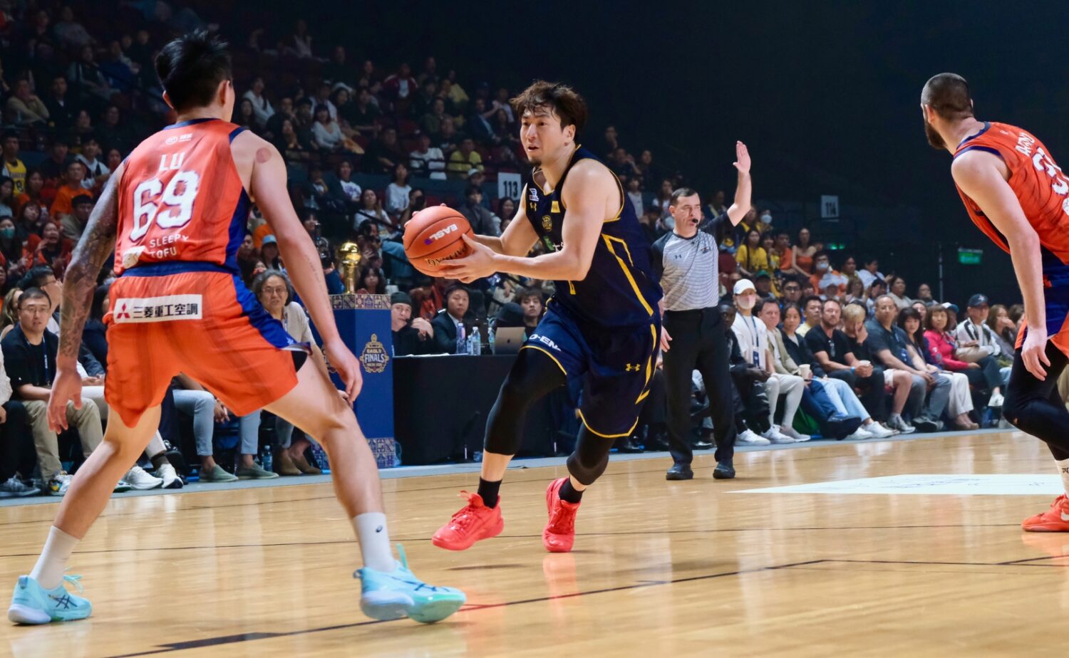 Bリーグ プレーオフ 2026の激闘を象徴する比江島慎のドライブシーン。国立代々木競技場第一体育館のコートで火花を散らすトッププレイヤーの躍動感。のイメージ