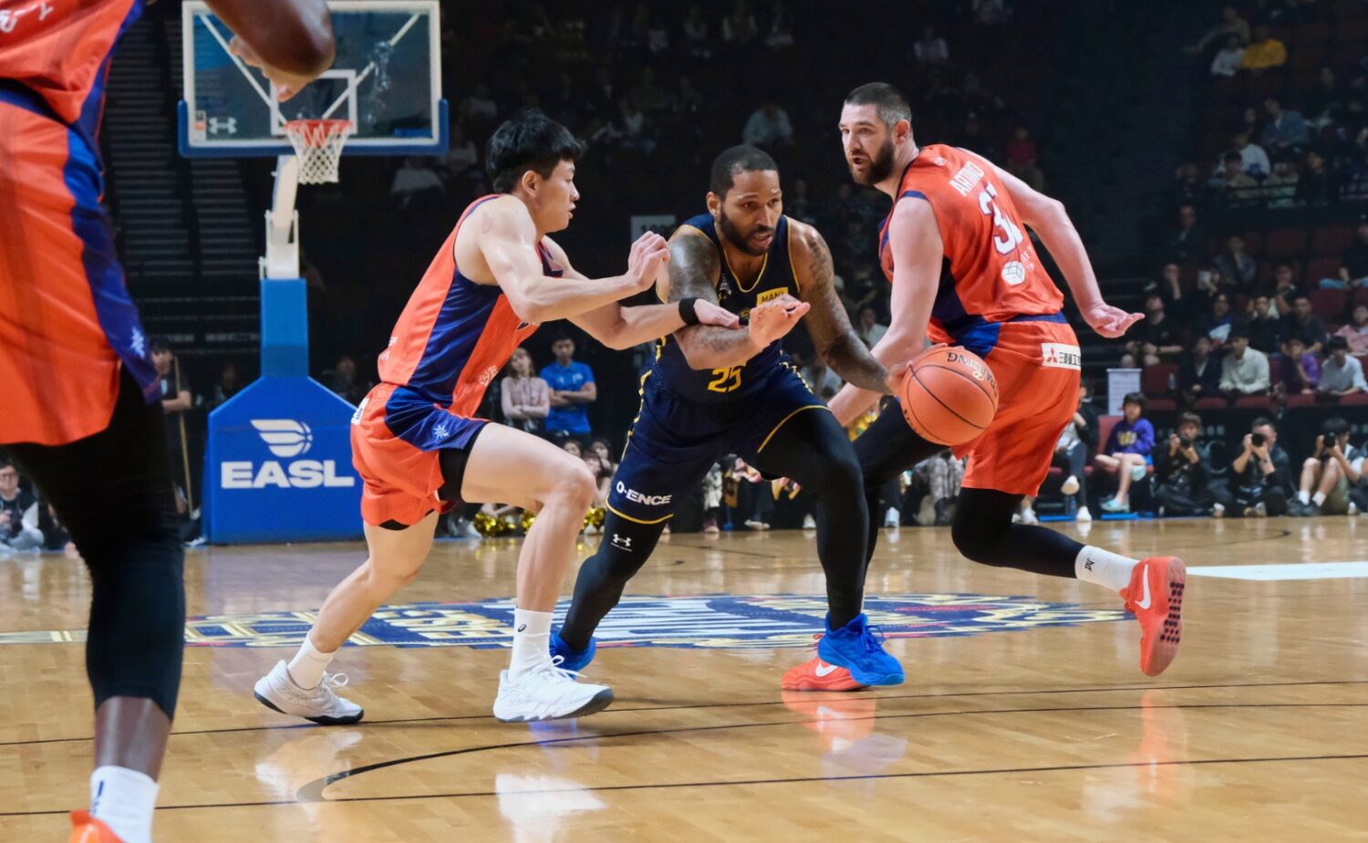 EASL決勝で奮闘するDJ・ニュービル‐永瀬和志撮影