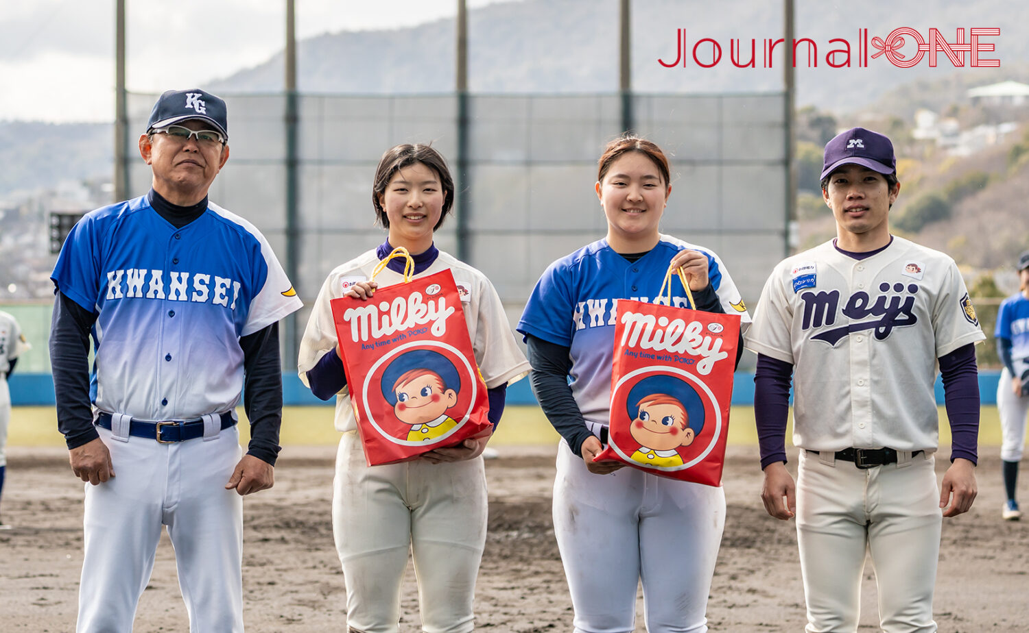 女子野球の明関戦でMVPに選ばれた野口選手(明大)と斧本選手(関学大)-Journal-ONE撮影
