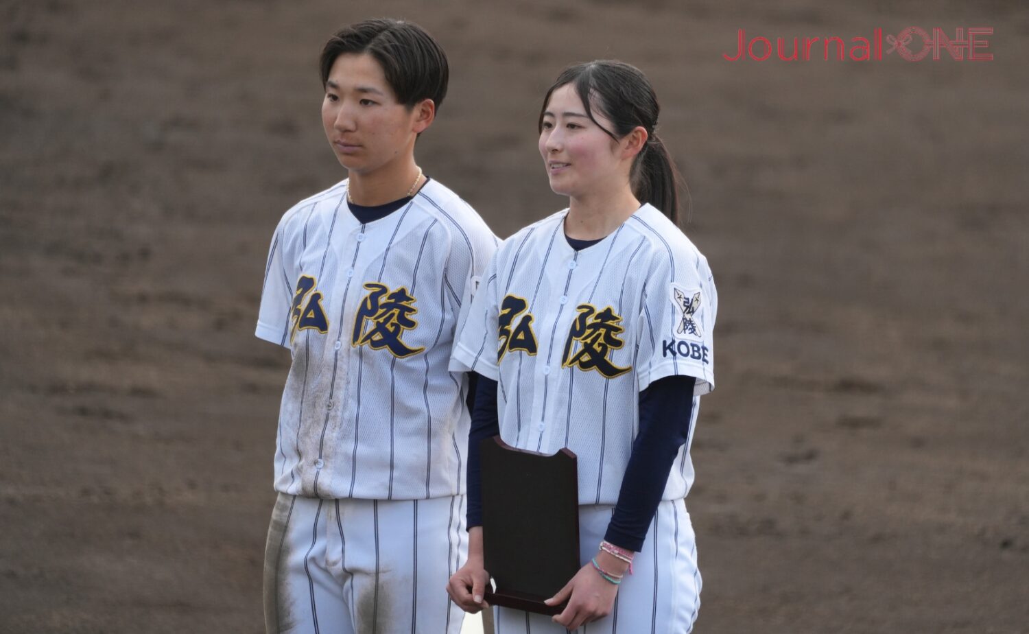 3位入賞の表彰を受ける山戸主将（右）、西垣副主将-Journal-ONE撮影