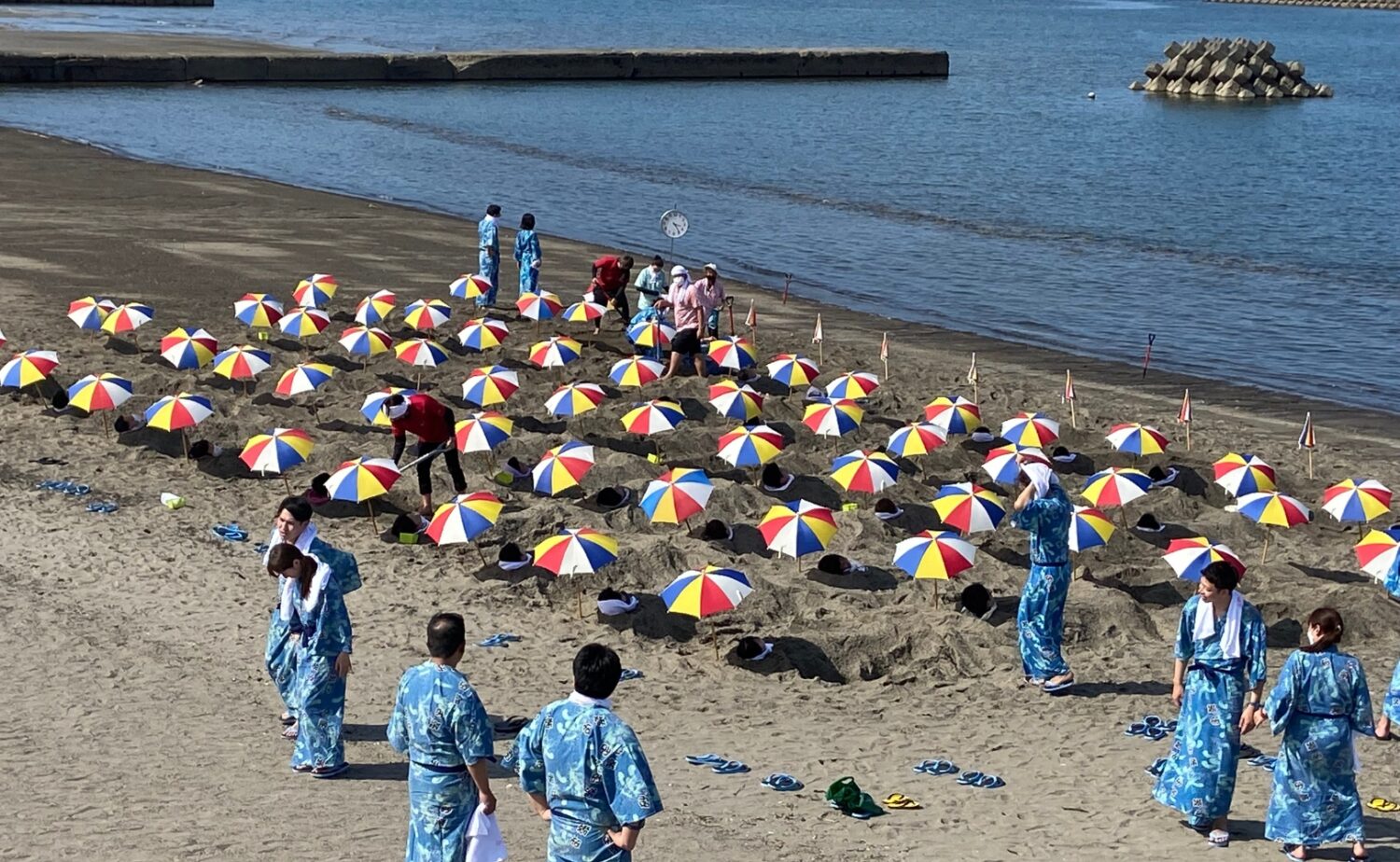 砂むし会館 砂楽で、指宿の海岸で砂むし風呂に入っている