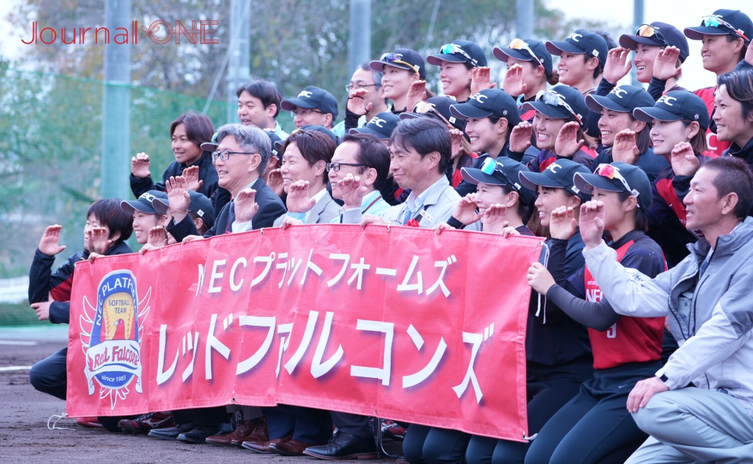 新グラウンド竣工を祝うレッドテリアーズと関係者たち-Journal-ONE撮影