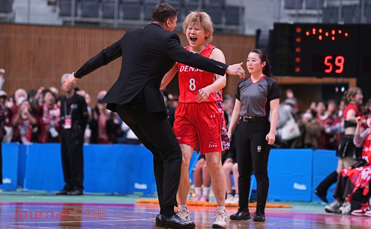 勝利の瞬間に喜びを爆発させたヴグサノヴィッチHCと髙田真希-Journal-ONE撮影