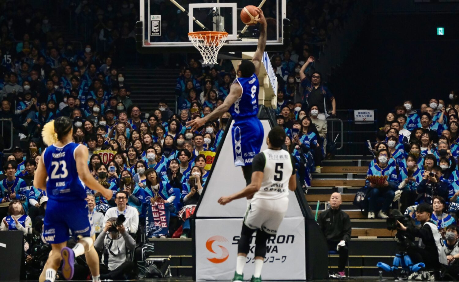 速攻からダンクを叩き込む横浜BC、ゲイリー・クラーク‐永塚和志撮影