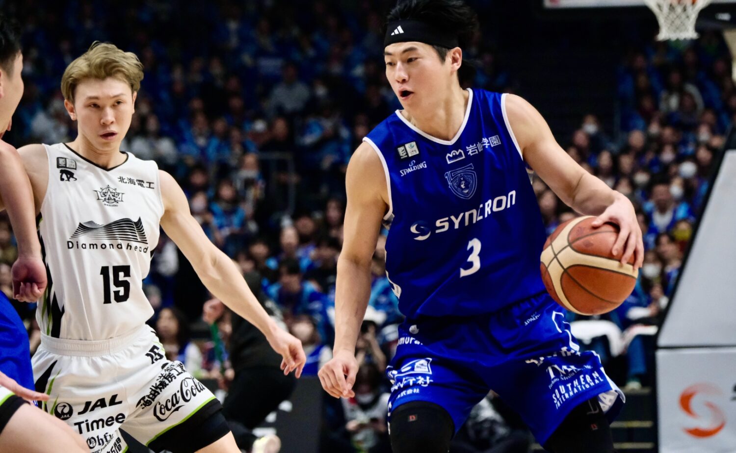 ドリブルで攻める横浜BC安藤誓哉‐永塚和志撮影