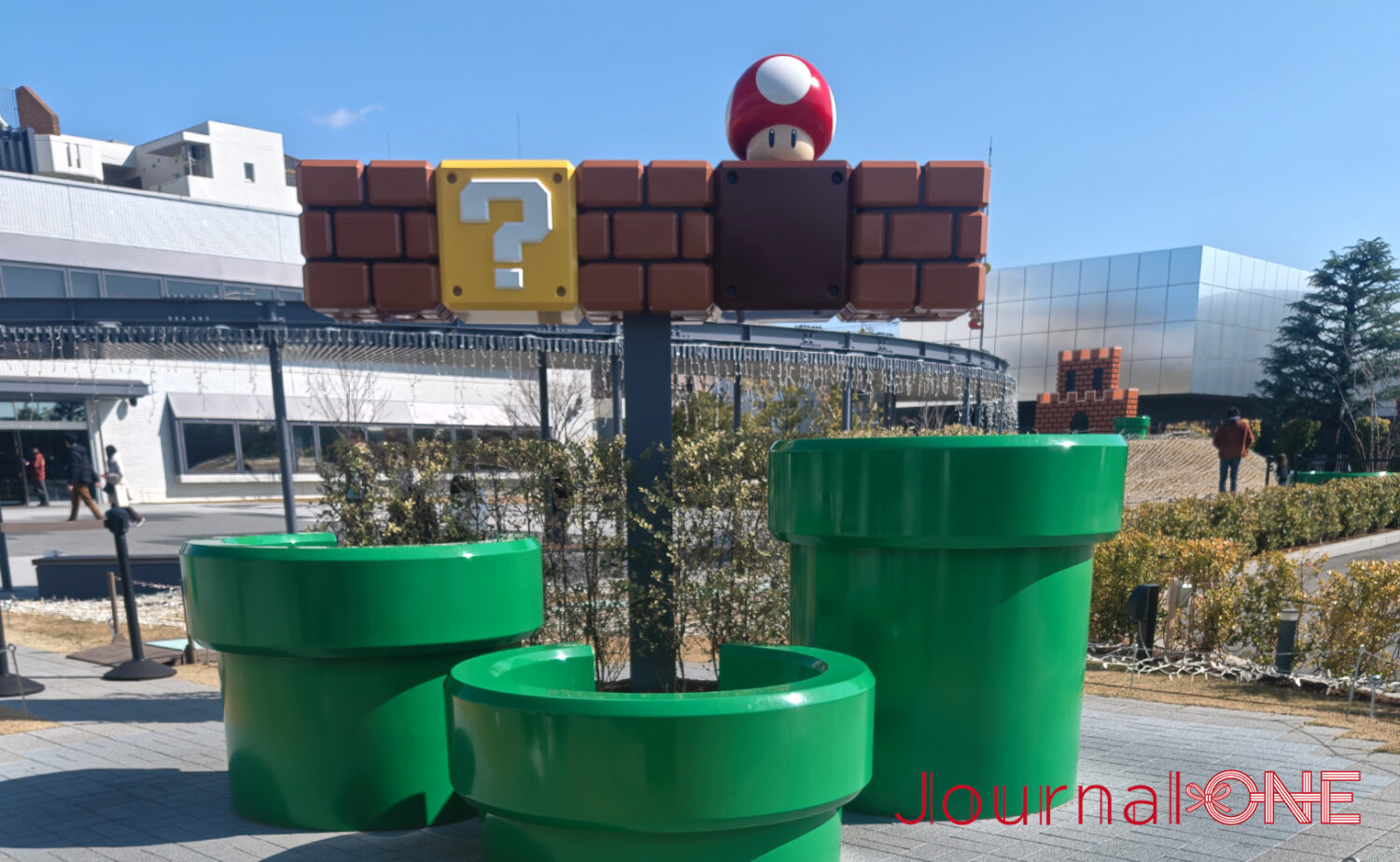 ニンテンドーミュージアムの屋外エリアにある、マリオシリーズの土管とハテナブロックのモニュメント