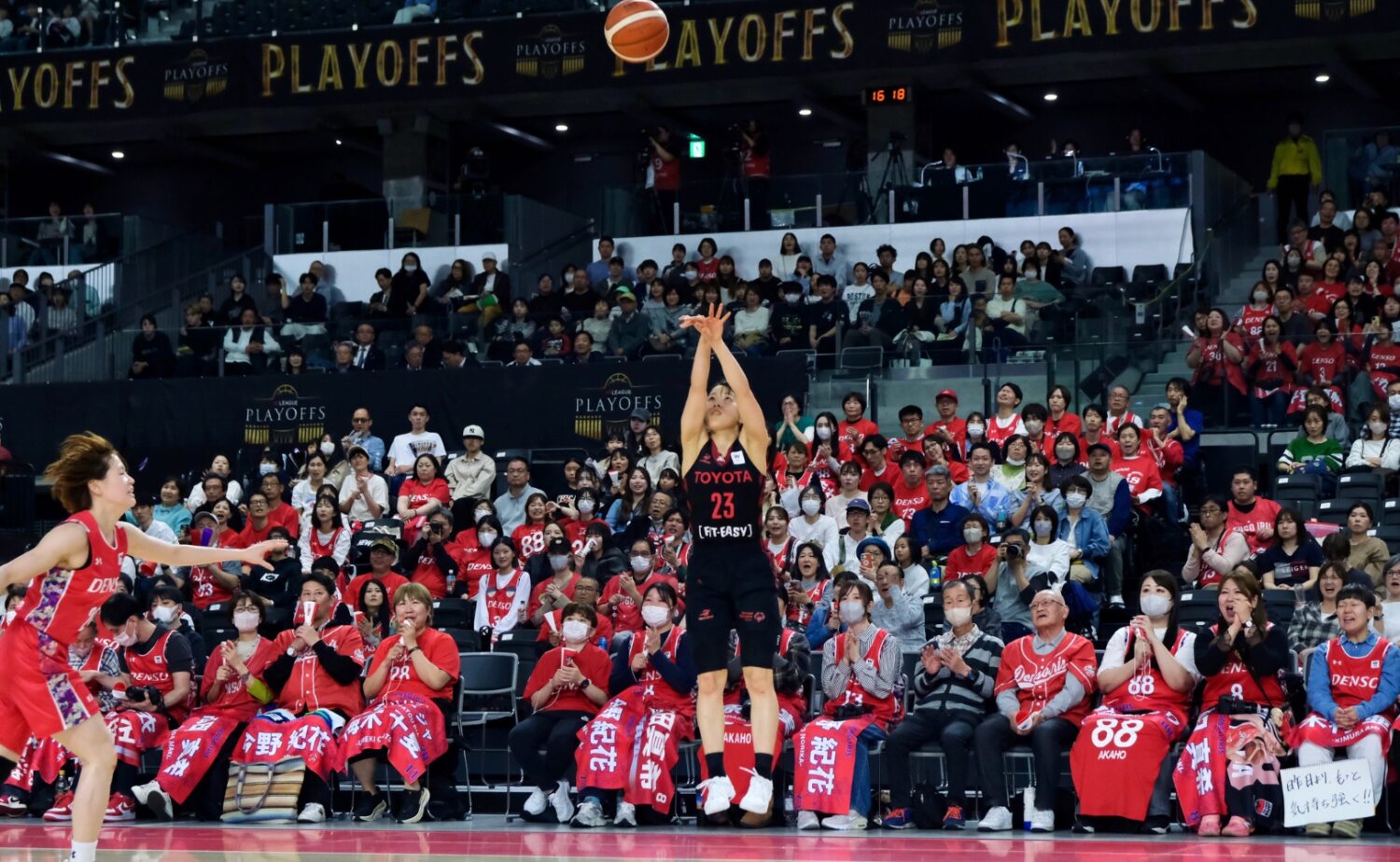 Wリーグ ファイナル第2戦、山本の3Pシュートシーン。観客席を埋め尽くす赤い渇望と勝利への執念。Bリーグ プレーオフ 2026へと継承される熱狂の風景。