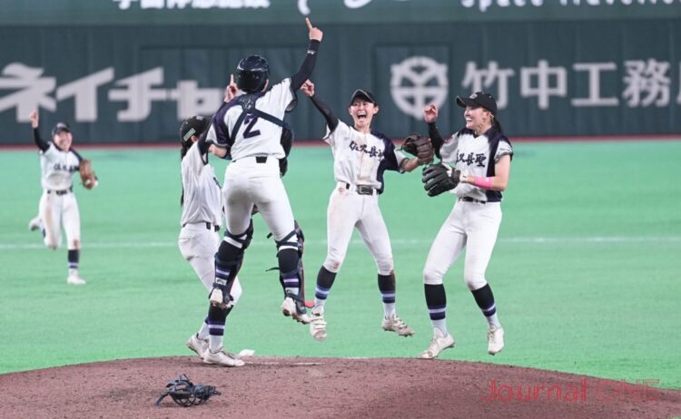 女子硬式野球 センバツで優勝した瞬間の佐久長聖ナイン‐Journal-ONE撮影
