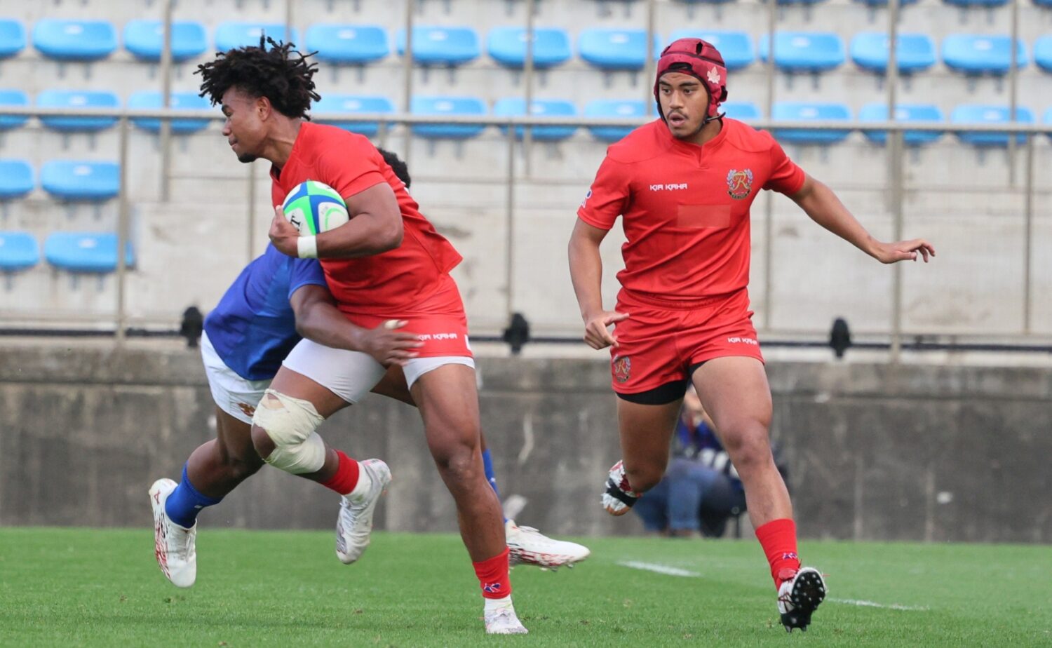 東日本大学セブンズ 決勝に進出した流通経済大学、1年のロコトゥイブナ(左)とナモア‐斉藤健仁撮影
