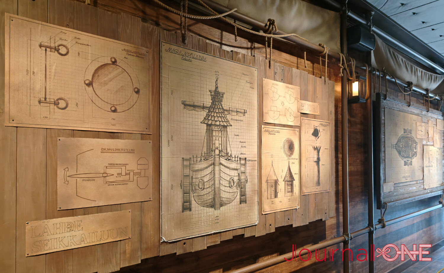 埼玉県飯能市のムーミンバレーパーク。「海のオーケストラ号」の展示エリアにて。ムーミンパパが若き日に友人たちと制作した船の緻密な設計図が、木製の壁に掲げられている。