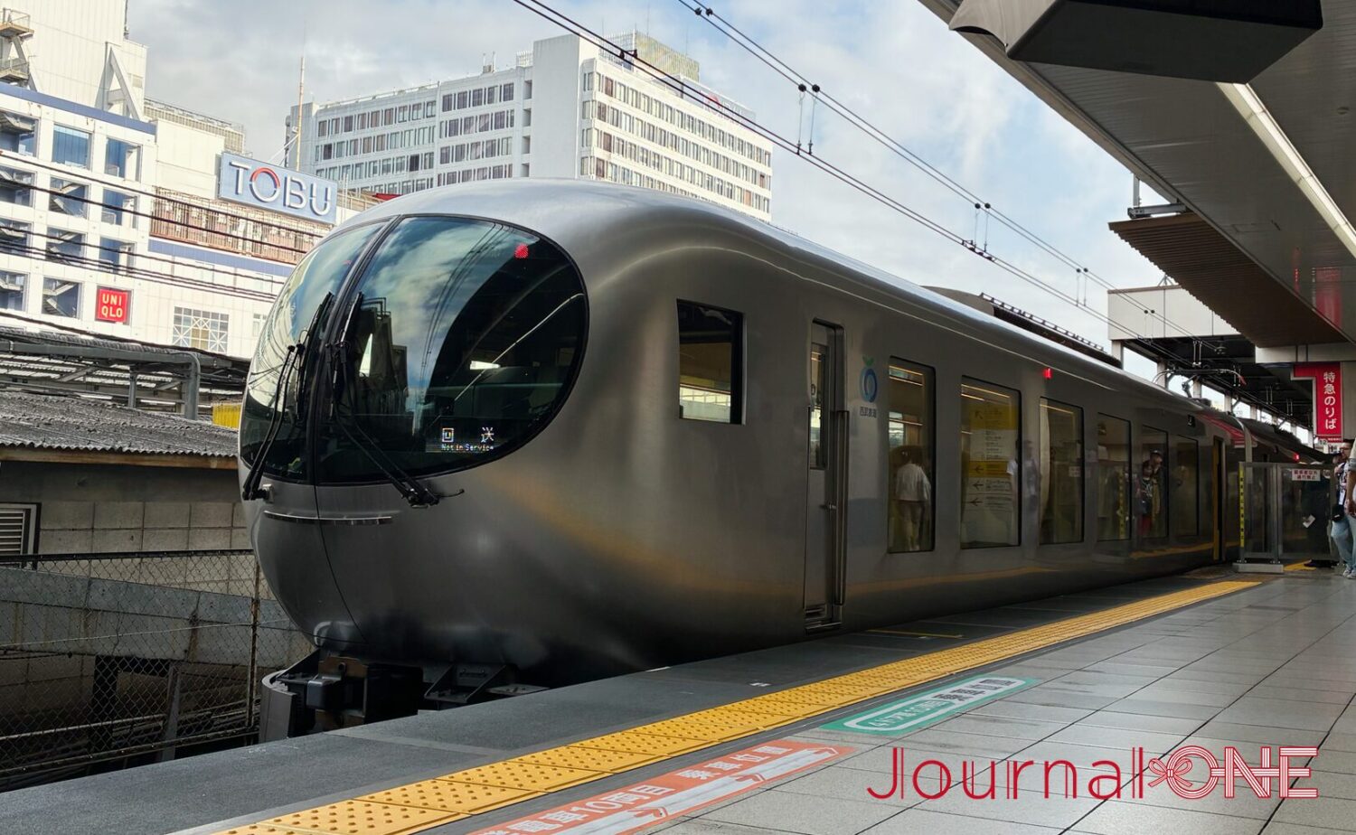 西武池袋駅のホームに停車中の特急「Laview(ラビュー)」。大きな円形の前面窓とシルバーの流線型の車体が特徴。