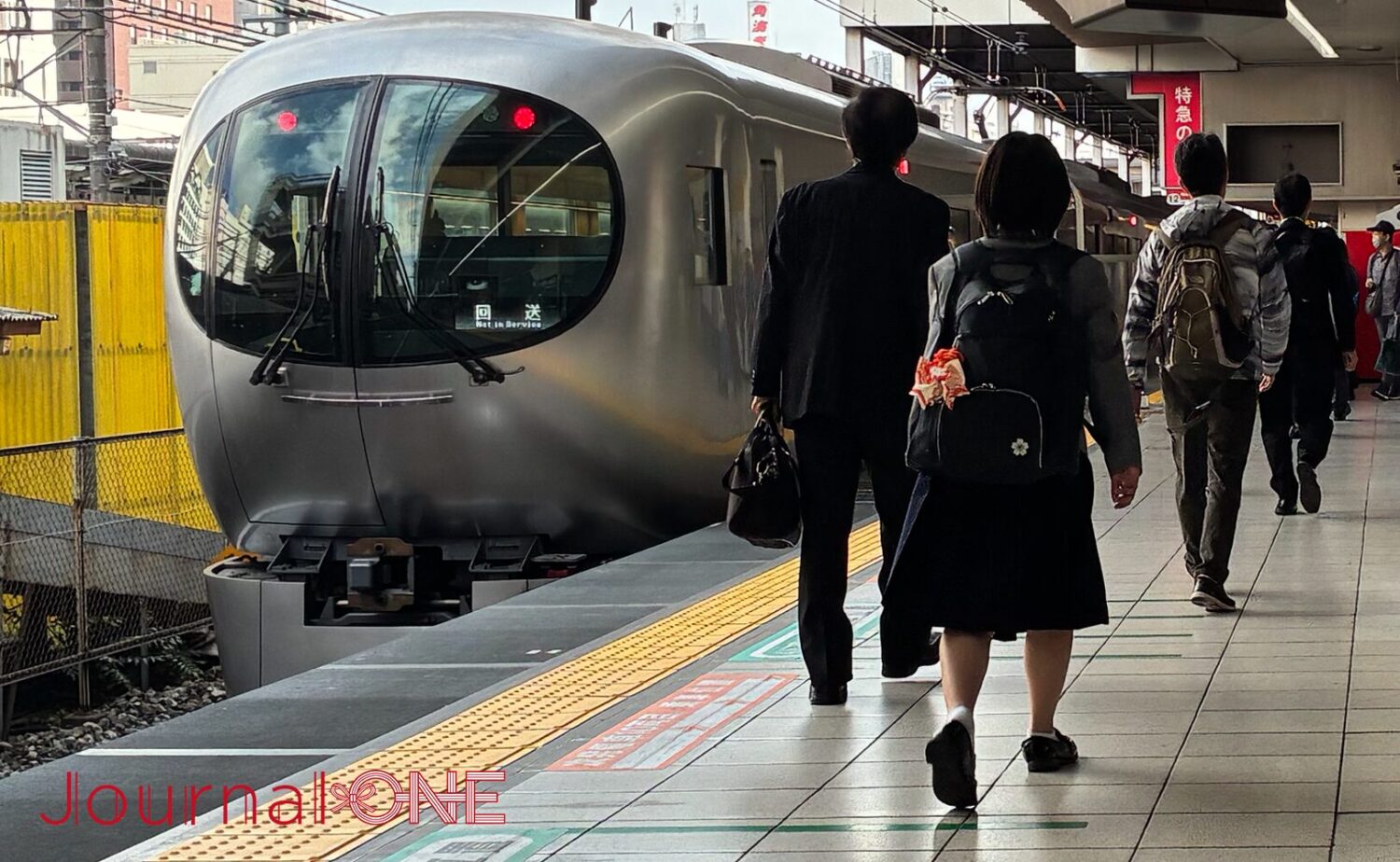 西武池袋駅のホームに停車中の特急「Laview(ラビュー)」。大きな円形の前面窓とシルバーの流線型の車体が特徴。
