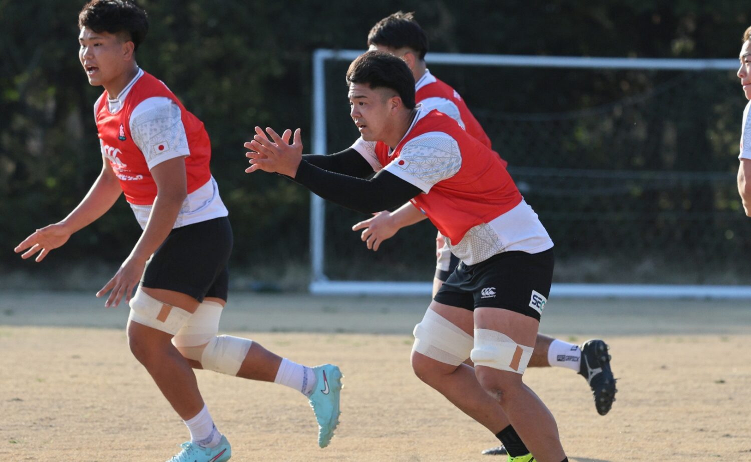 昨年U20日本代表でもキャプテンを務めたNO8中谷が、日本選抜でもキャプテンを務めた‐斉藤健仁撮影