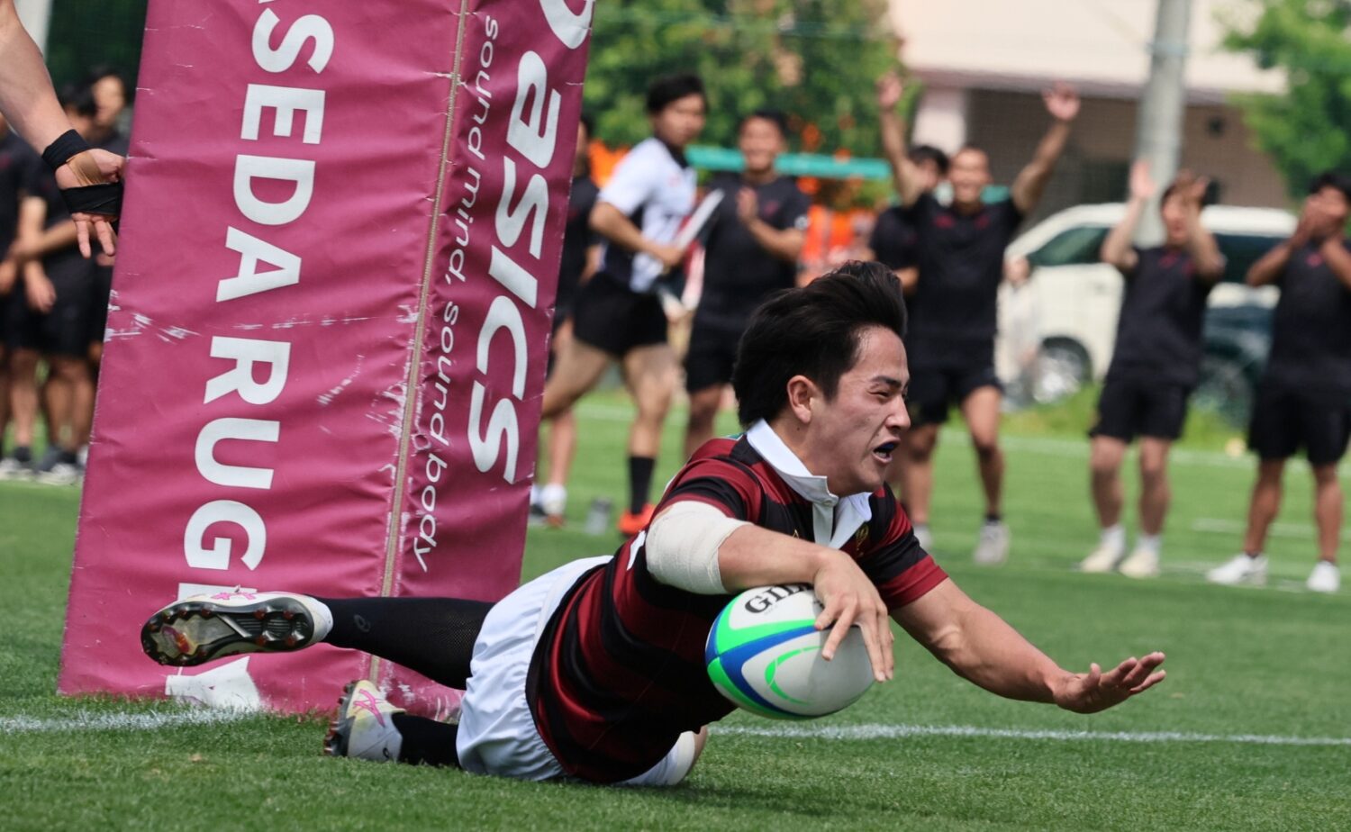 早稲田大学トライを挙げたWTB山下‐斉藤健仁撮影