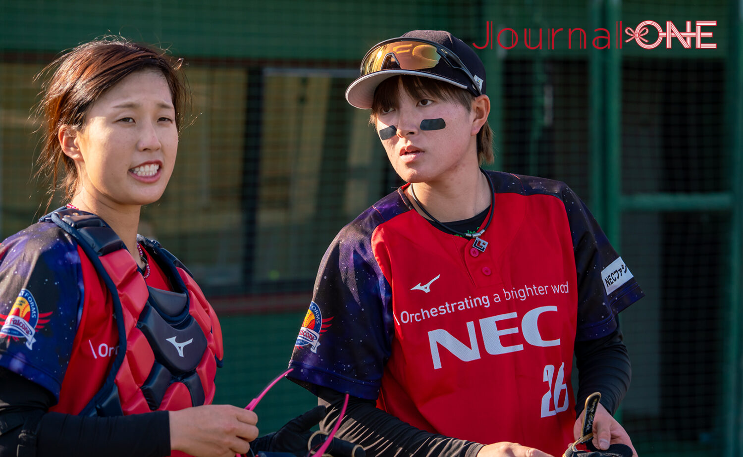 レッドファルコンズ 右腕エースの山本すみれ(右)と長井主将-Journal-ONE撮影