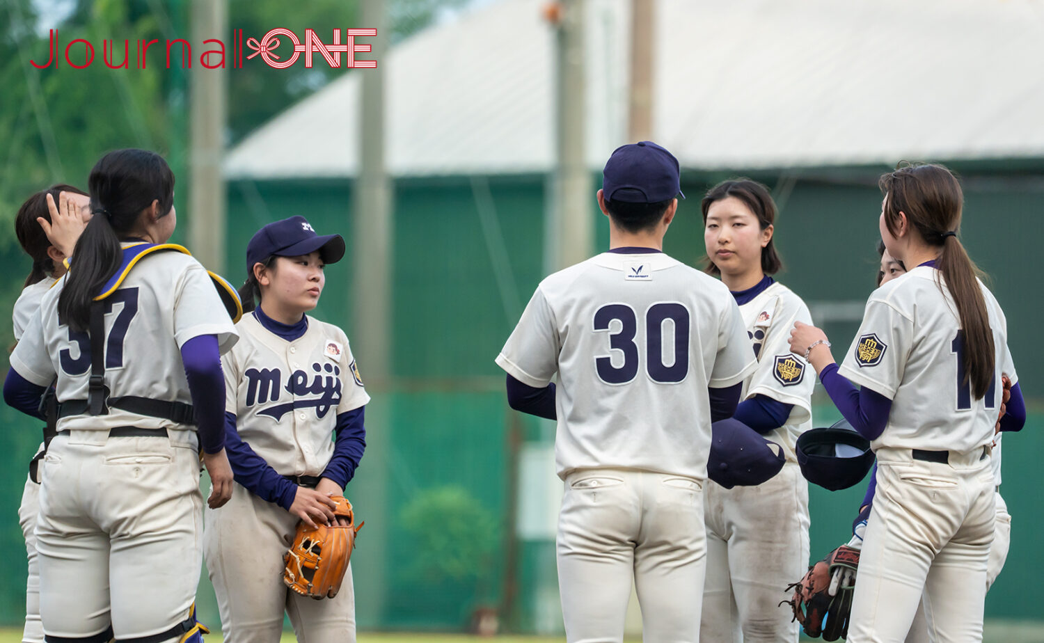 ピンチでマウンドに集まる藤﨑監督と内野陣-Journal-ONE撮影