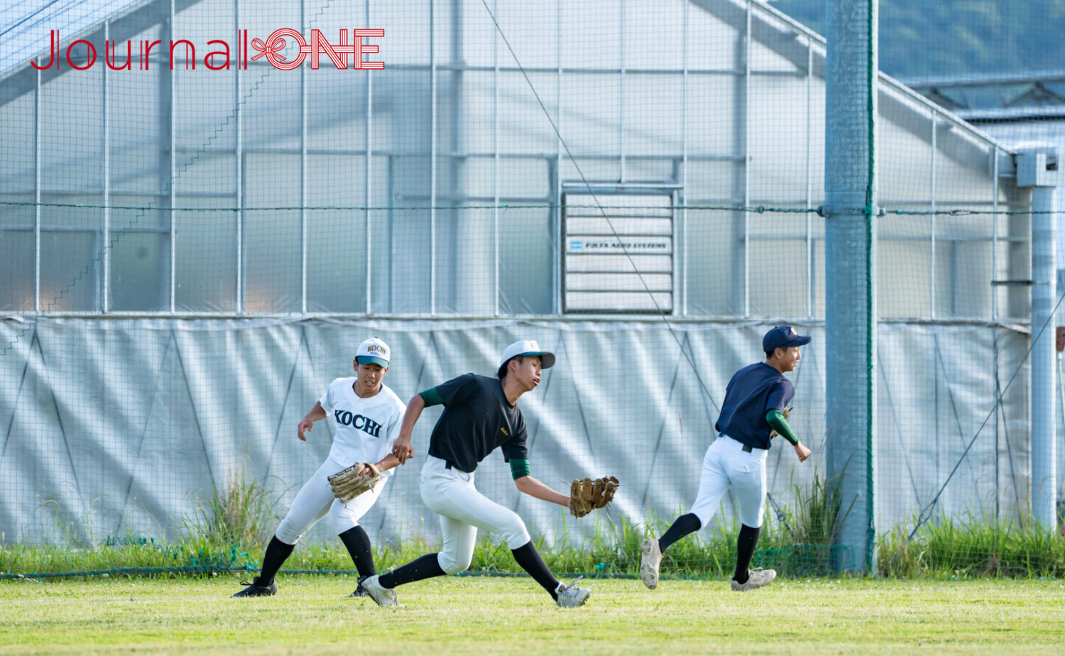 全学年で外野の守備連携に励む選手たち‐Journal-ONE撮影