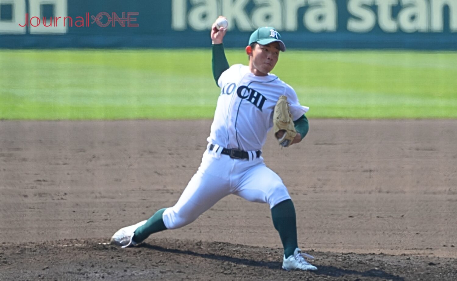 甲子園で力投する高知農業のエース・山下-Journal-ONE撮影