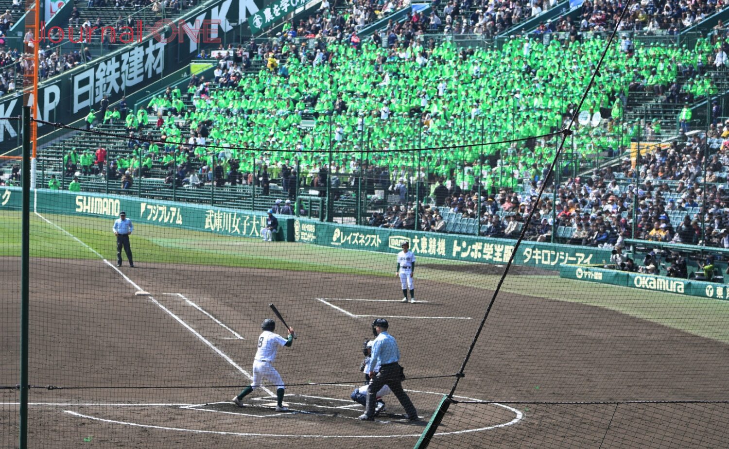 打席の杉本主将を後押しする高知農業の大応援団-Journal-ONE撮影