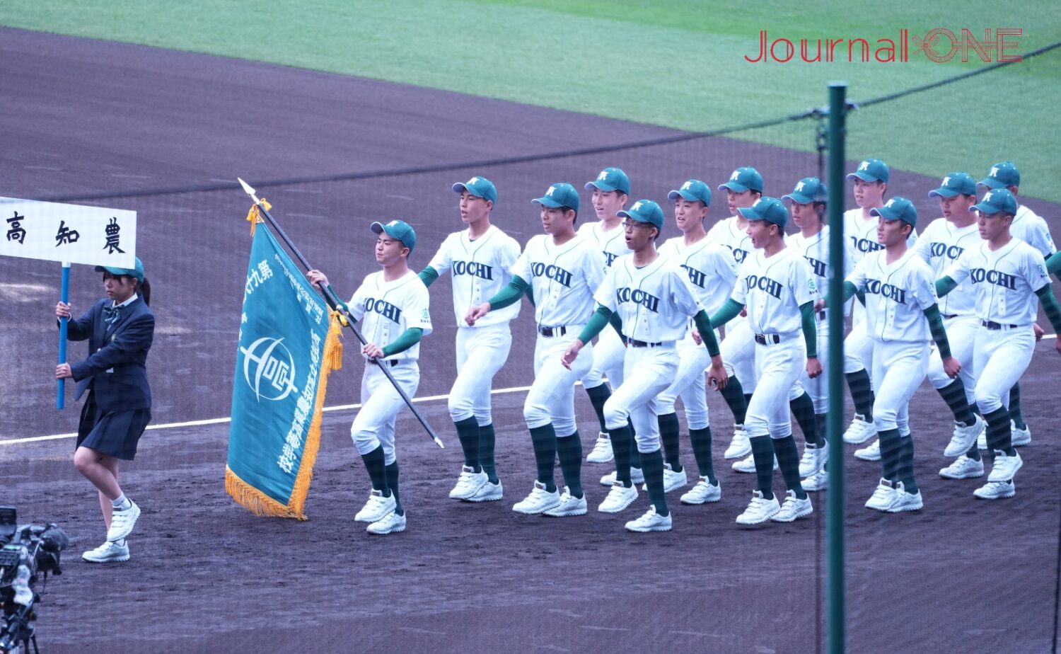 初出場の甲子園を行進する高知農業ナイン-Journal-ONE撮影