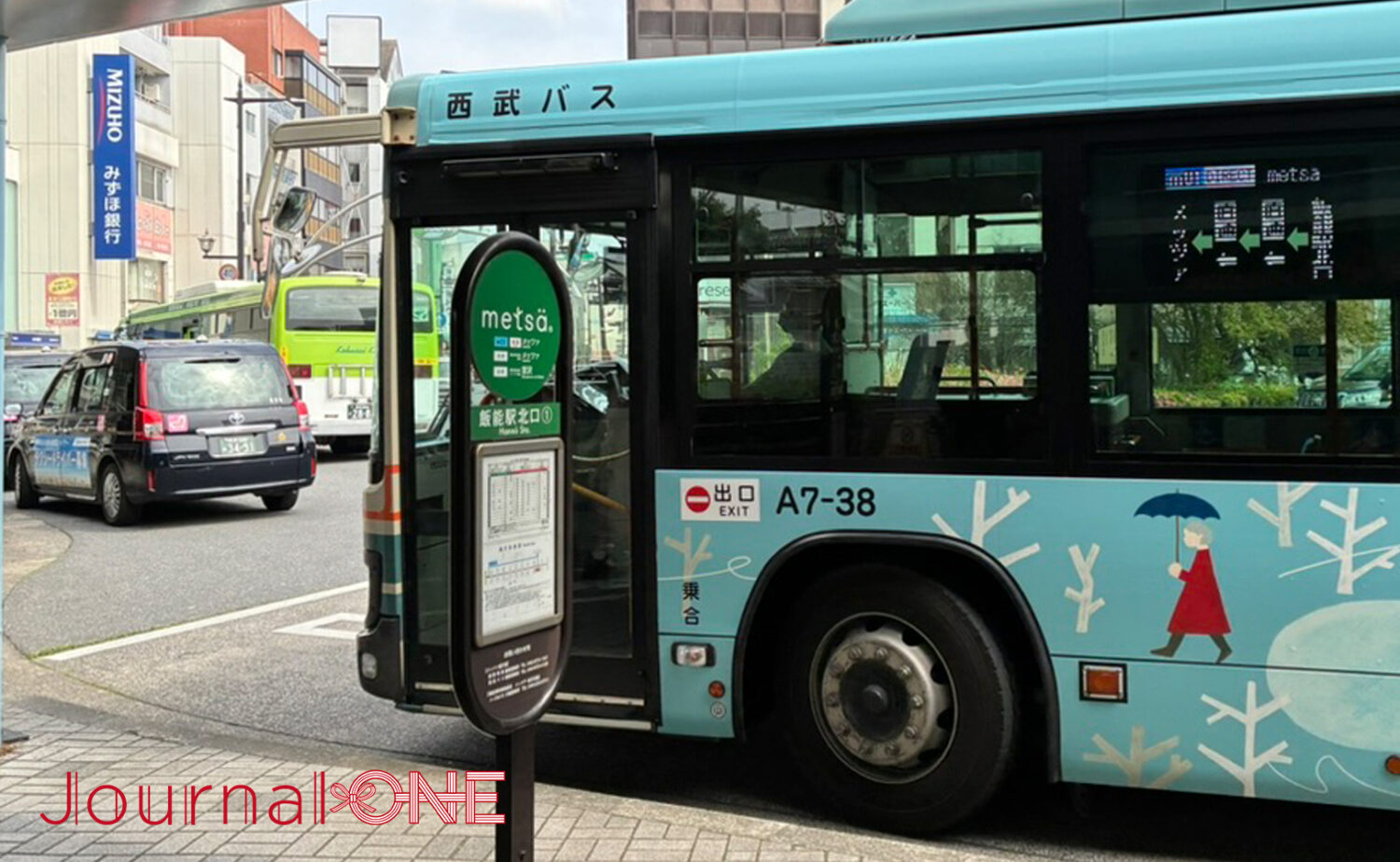 西武池袋線・飯能駅の北口バス停に停車した、メッツァ(metsä)へ向かう西武バス。