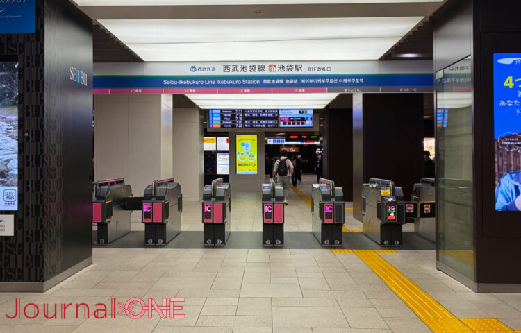 西武池袋線・池袋駅の地下1階改札口（B1F改札口）において、整然と並ぶ複数の自動改札機と、その上部に掲げられた「西武池袋線 池袋駅」の案内看板、奥に見える電光掲示板や構内を行き交う人々の姿。