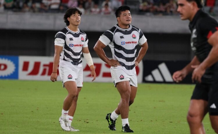 後半から出場したSH渡邊（左）とPR大塚‐斉藤健仁撮影