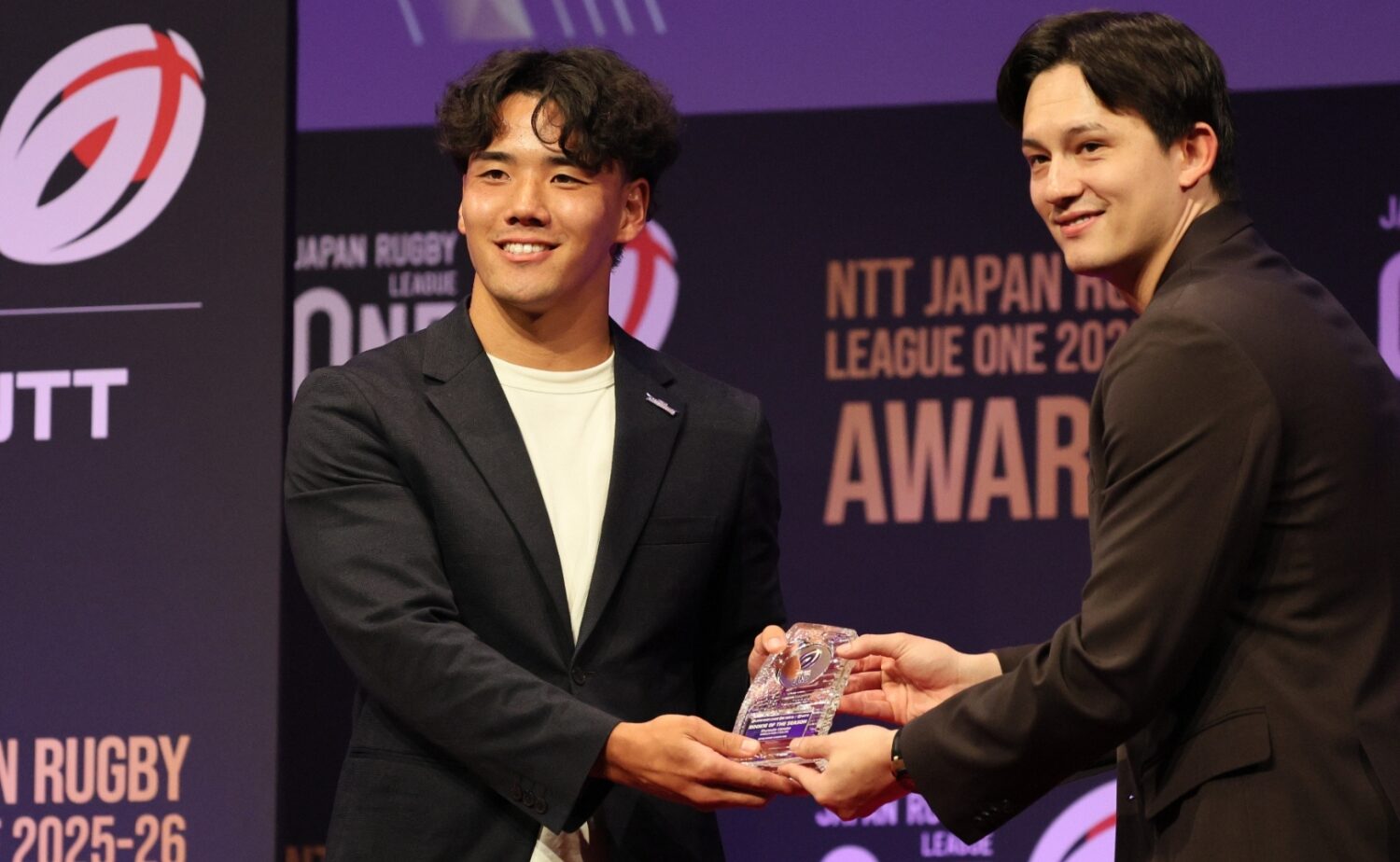 リーグワン新人賞のFB上ノ坊。プレゼンターはBリーグ・アルバルク東京のテーブス海選手-斉藤健仁撮影