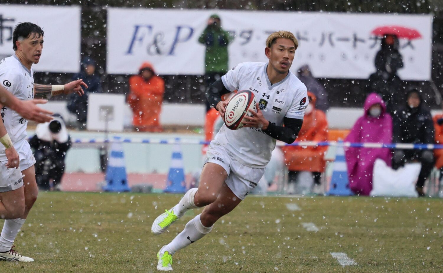 年齢を感じさせないプレーを続けている元日本代表FBの山中亮平（D-Rocks）-斉藤健仁撮影