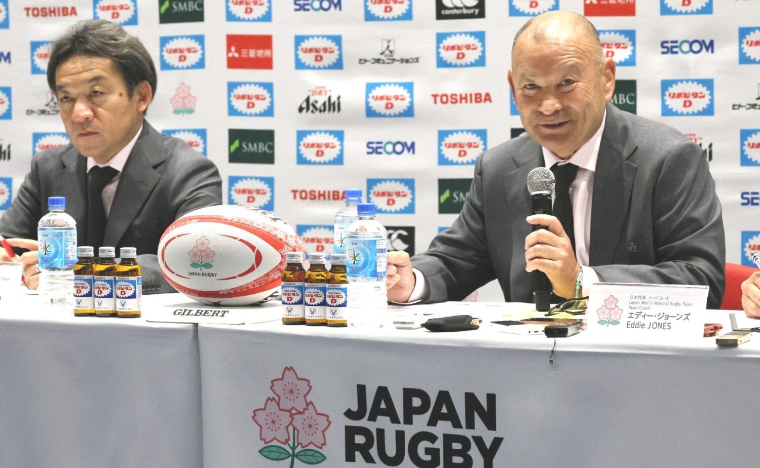 ワールドカップ に向け会見に応じるジョーンズHCと長友チームディレクター‐斉藤健仁撮影