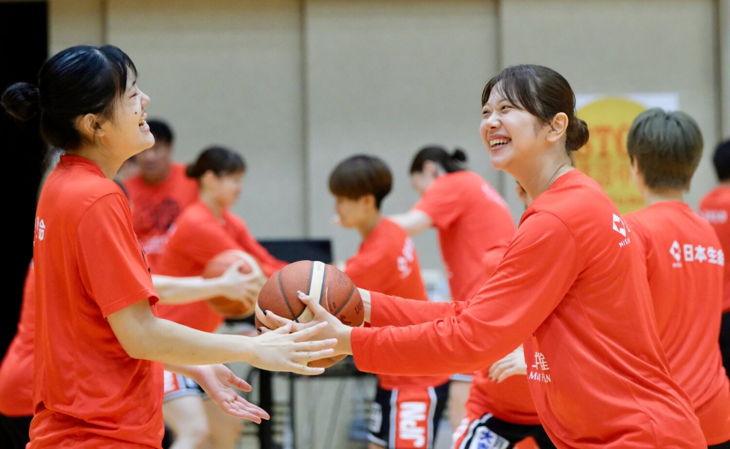 大脇晴（左）と粟谷真帆‐永塚和志撮影