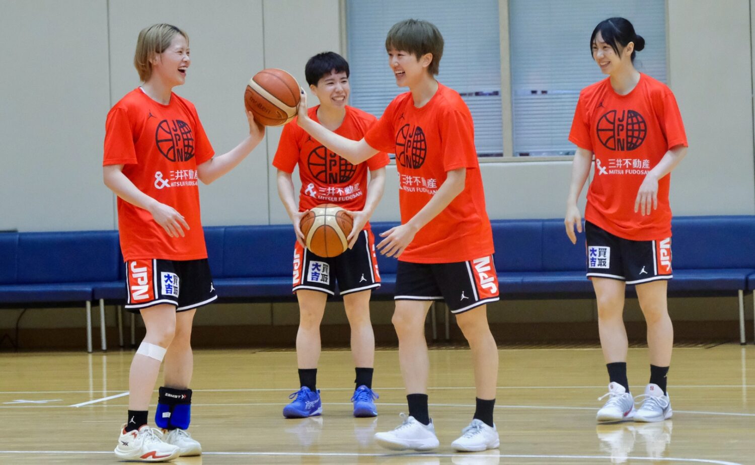 赤木里帆（右から2番目）　と笠置晴菜（左）‐永塚和志撮影