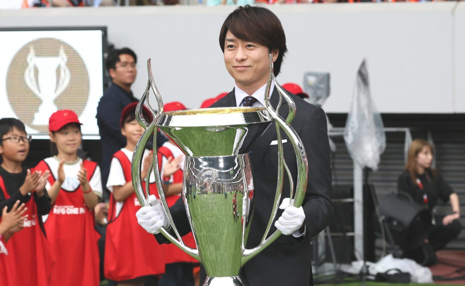 リーグワンのトロフィーを運ぶ櫻井翔さん-斉藤健仁撮影