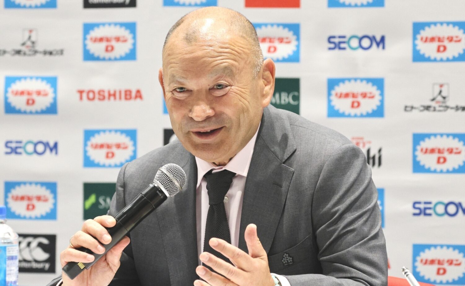 選出35名への質問に応えるジョーンズHC‐斉藤健仁撮影