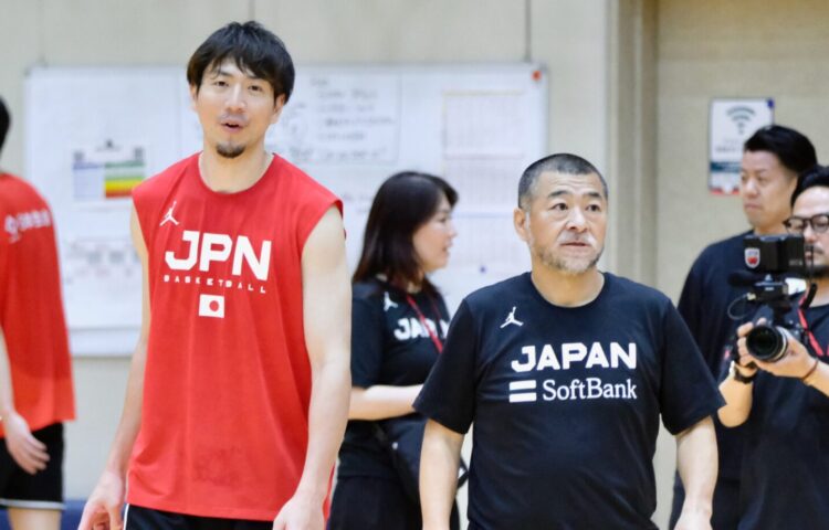 26年6月19日　FIBAワールドカップ・アジア地区予選Window3へ向けての合宿　桶谷大HCと会話する比江島慎-永塚和志撮影