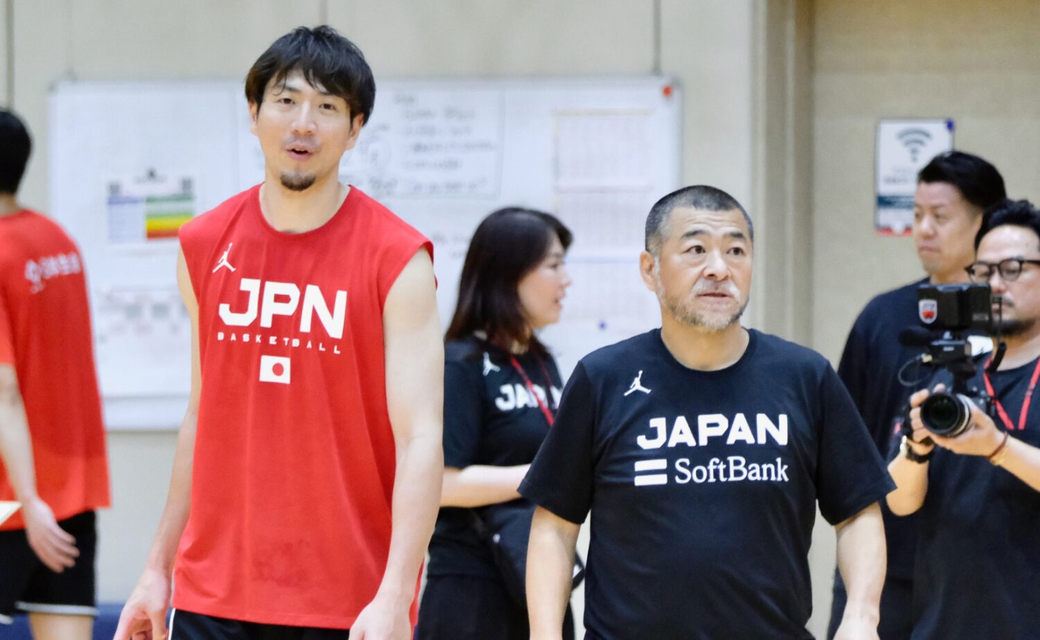 26年6月19日　FIBAワールドカップ・アジア地区予選Window3へ向けての合宿　桶谷大HCと会話する比江島慎-永塚和志撮影