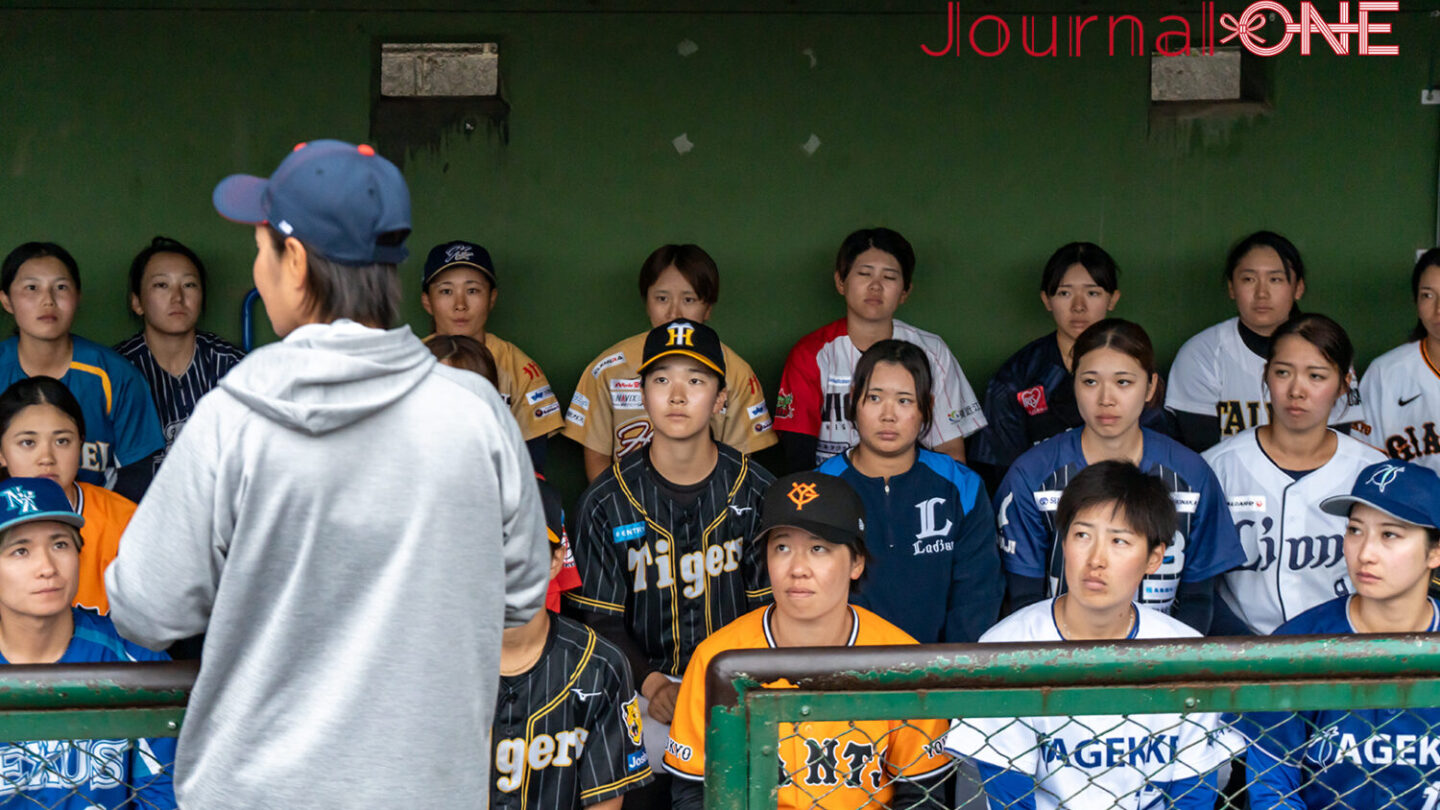 侍ジャパン女子 W杯代表候補合宿で中島監督の話を聞く選手たち‐Journal-ONE撮影