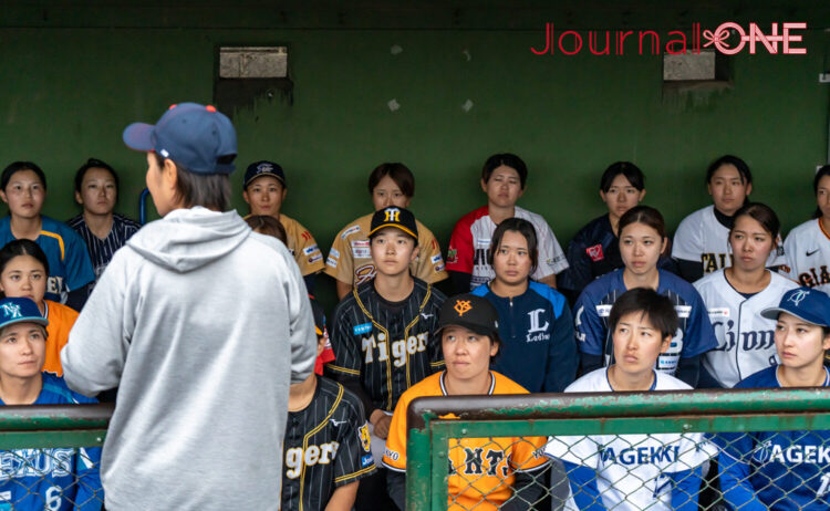侍ジャパン女子 W杯代表候補合宿で中島監督の話を聞く選手たち‐Journal-ONE撮影