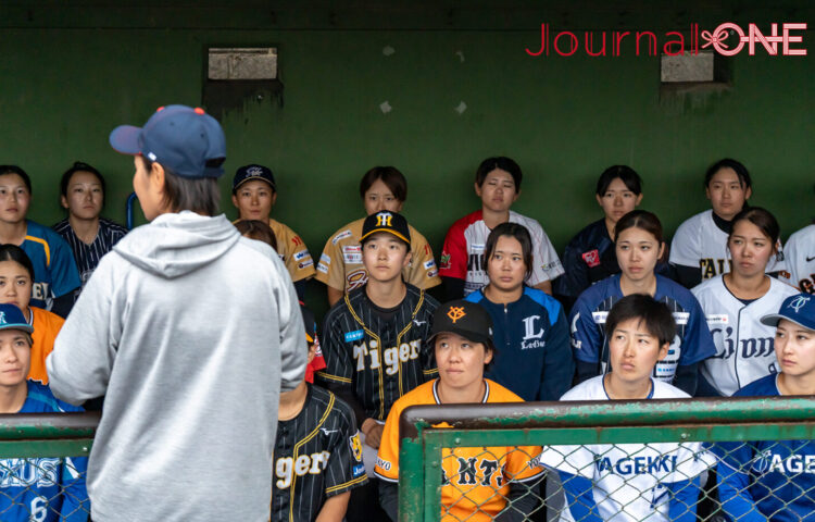 侍ジャパン女子 W杯代表候補合宿で中島監督の話を聞く選手たち‐Journal-ONE撮影