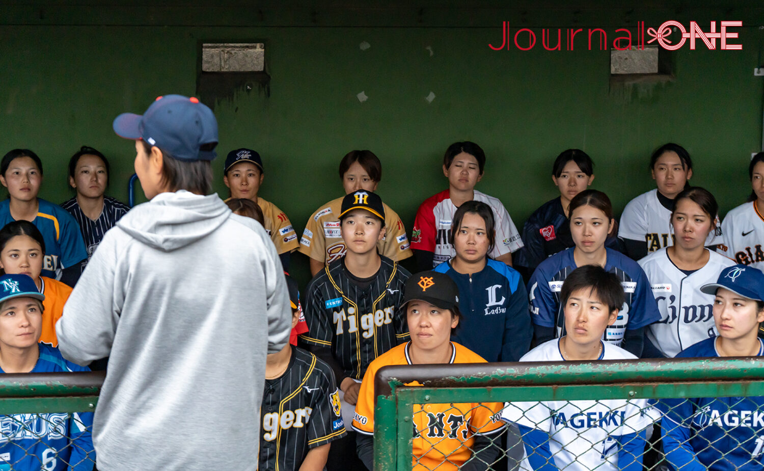 侍ジャパン女子 W杯代表候補合宿で中島監督の話を聞く選手たち‐Journal-ONE撮影