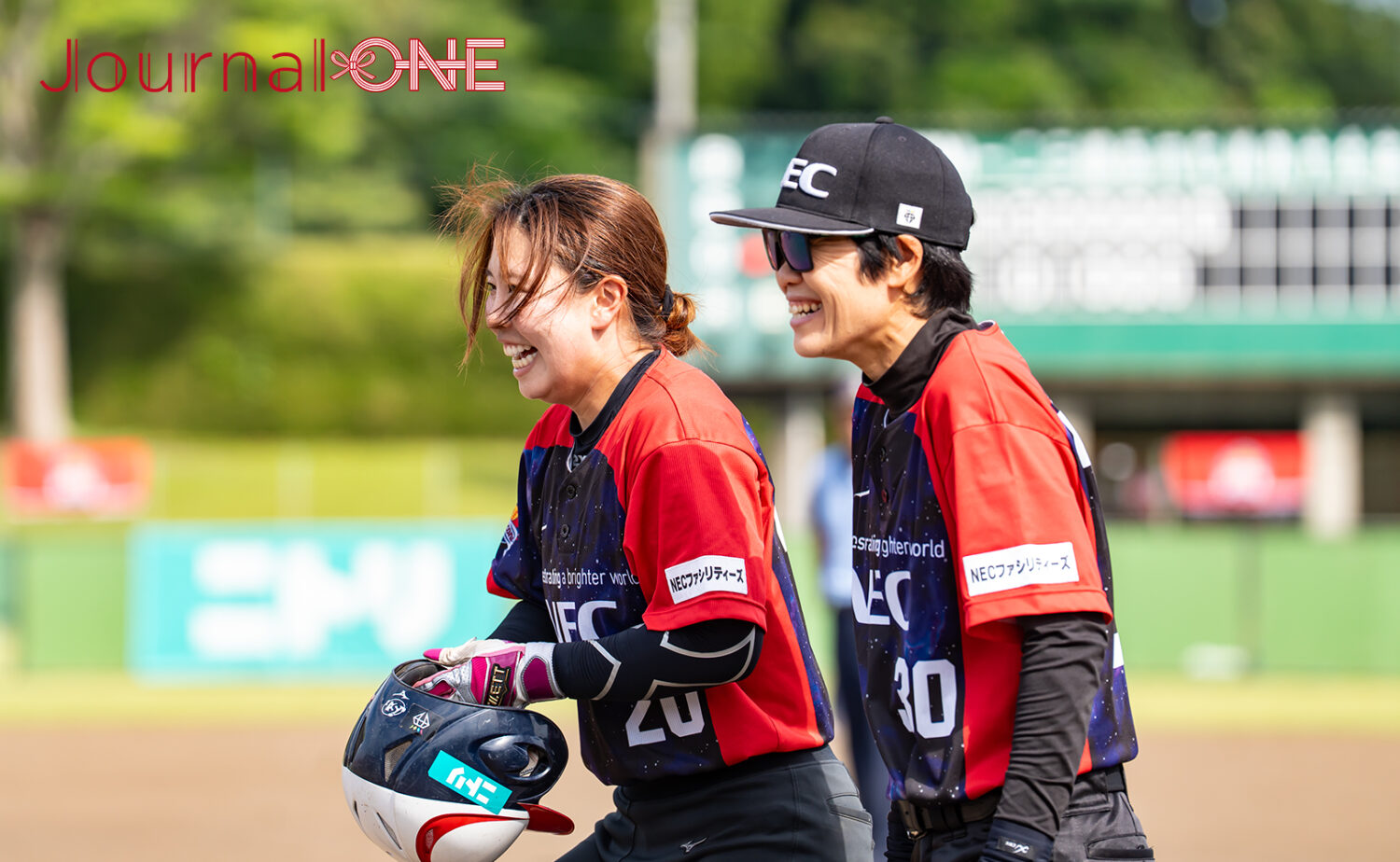 出塁を果たして笑顔の木村と西山監督-Journal-ONE撮影