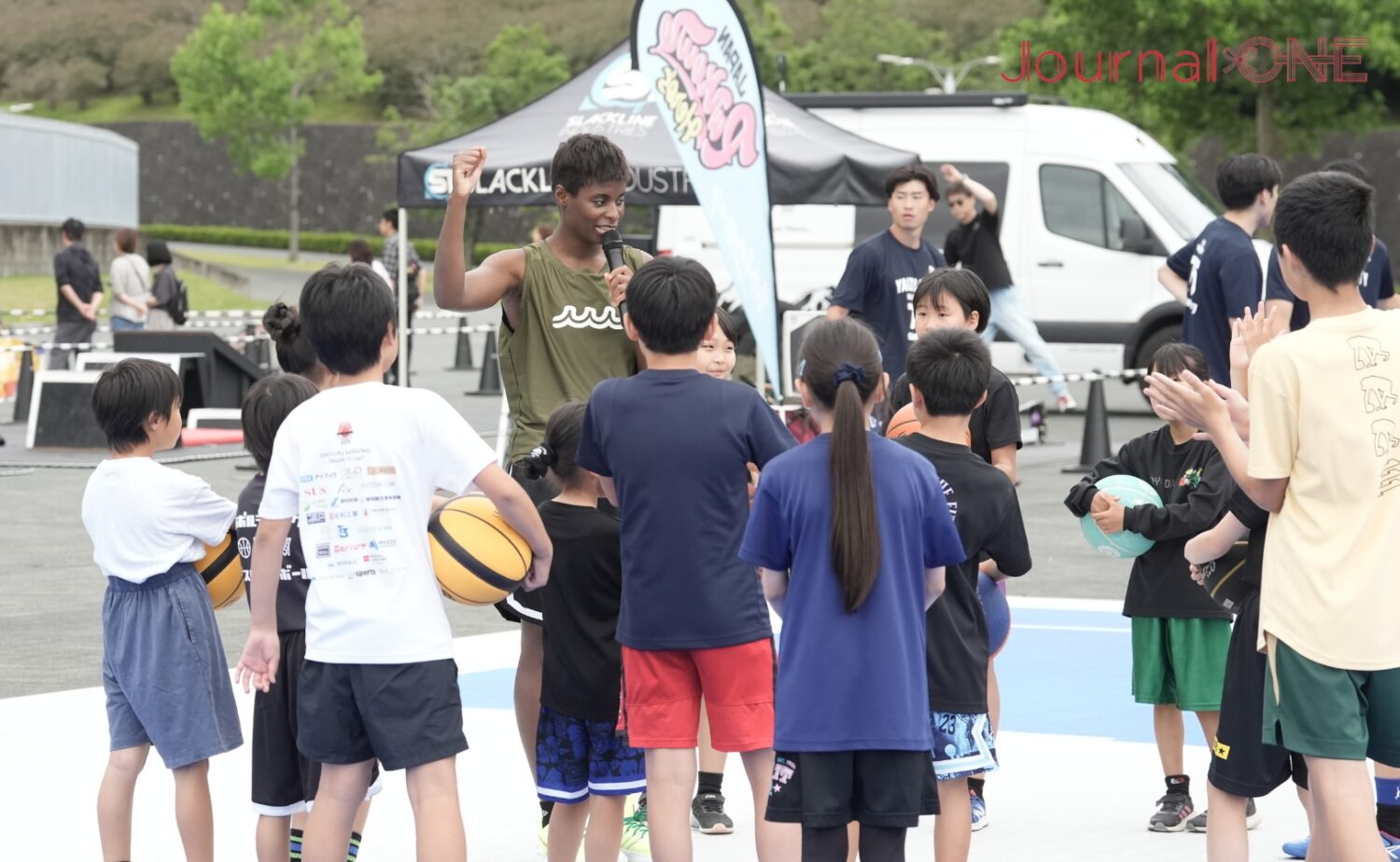 エコパで子どもたちと交流する馬瓜エブリン選手-Journal-ONE撮影