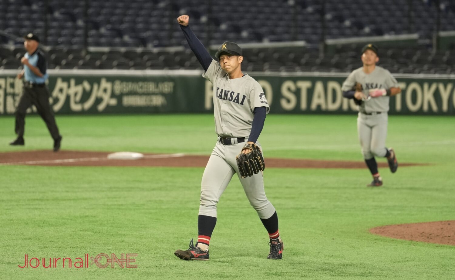 勝利の瞬間、応援席に拳を突き上げた中原-Journal-ONE撮影