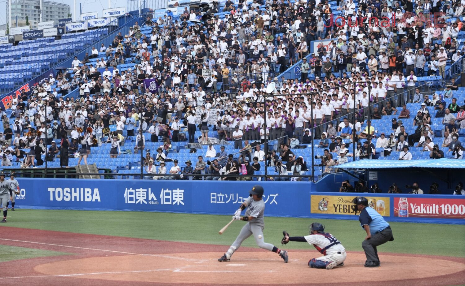関西大学 大応援団を背に戦う選手たち-Journal-ONE撮影