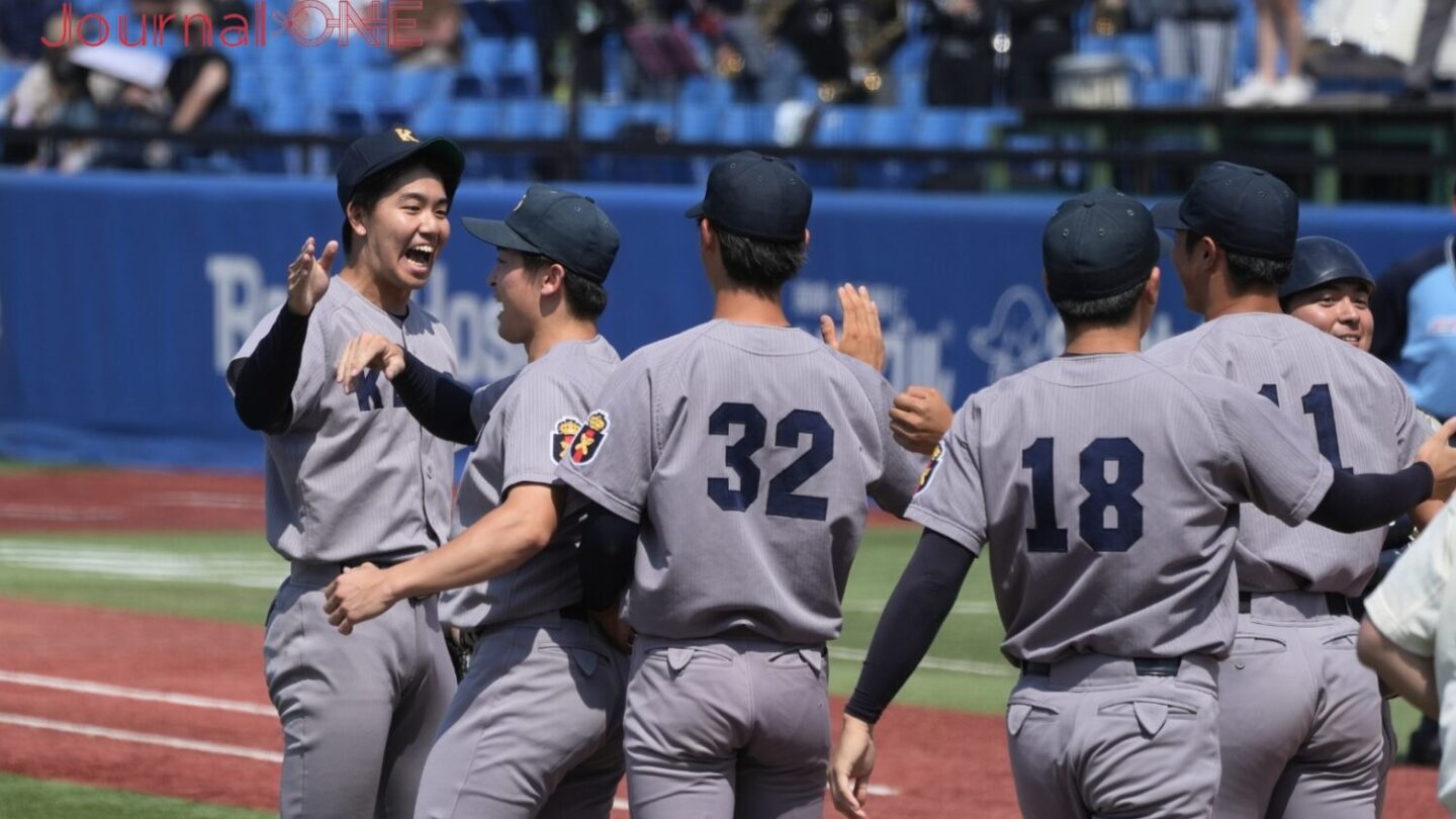 慶應義塾大学の水野は勝利して仲間と喜ぶ-Journal-ONE撮影