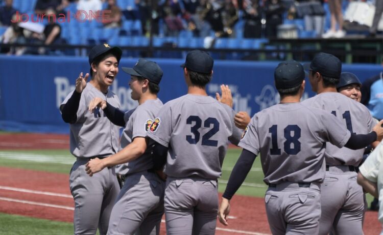 慶應義塾大学の水野は勝利して仲間と喜ぶ-Journal-ONE撮影