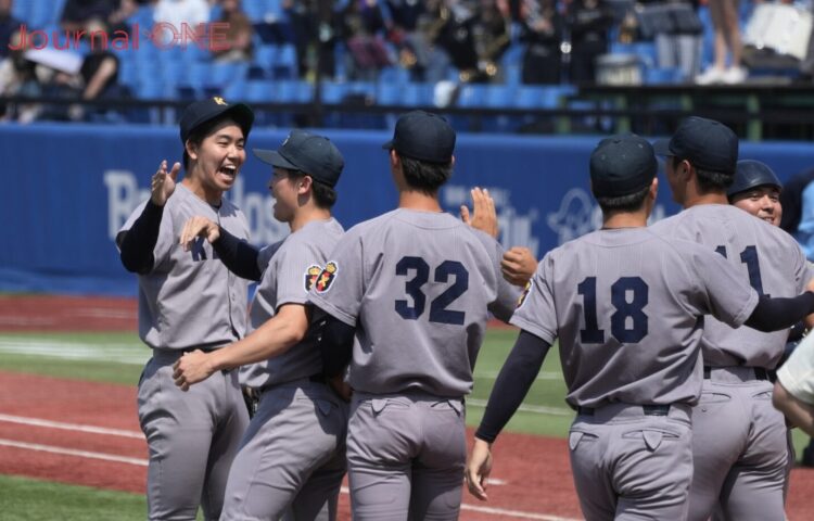 慶應義塾大学の水野は勝利して仲間と喜ぶ-Journal-ONE撮影