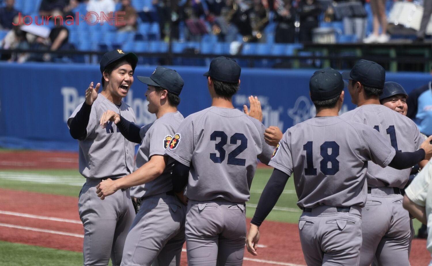 慶應義塾大学の水野は勝利して仲間と喜ぶ-Journal-ONE撮影