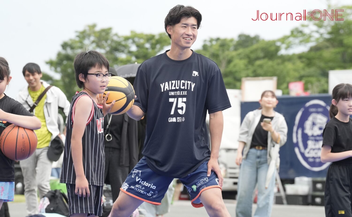 子どもたちと笑顔でプレーする大野選手-Journal-ONE撮影