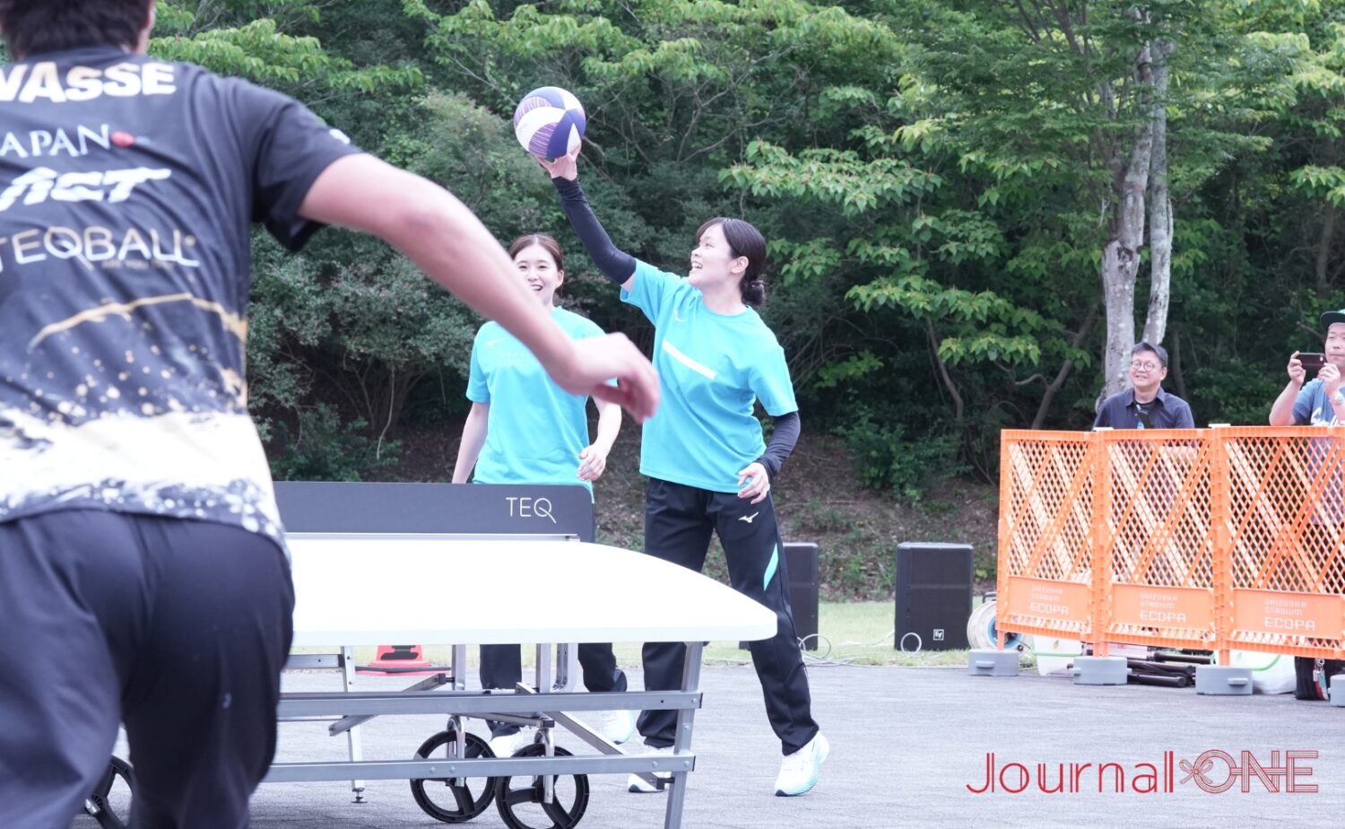 ブレス浜松の選手がスパイクを打ち込む-Journal-ONE撮影